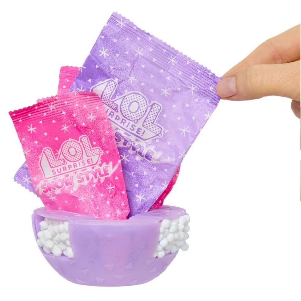 Ігровий набір з лялькою "Сніжний стиль" 429692 в асортименті