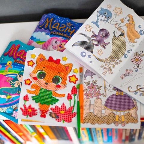 Водна розмальовка "Дівчата" 10171026, 8 сторінок, 20 наліпок