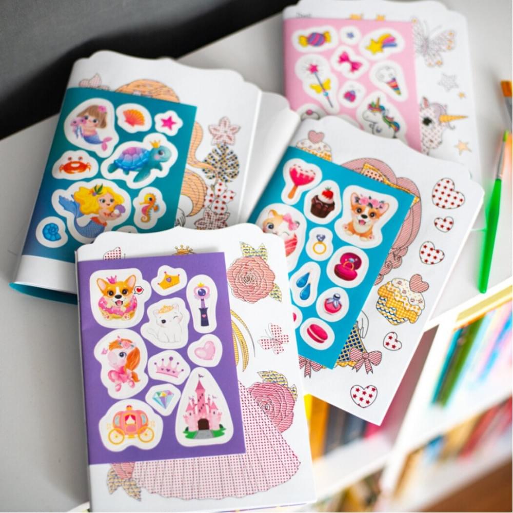 Водна розмальовка "Дівчата" 10171026, 8 сторінок, 20 наліпок